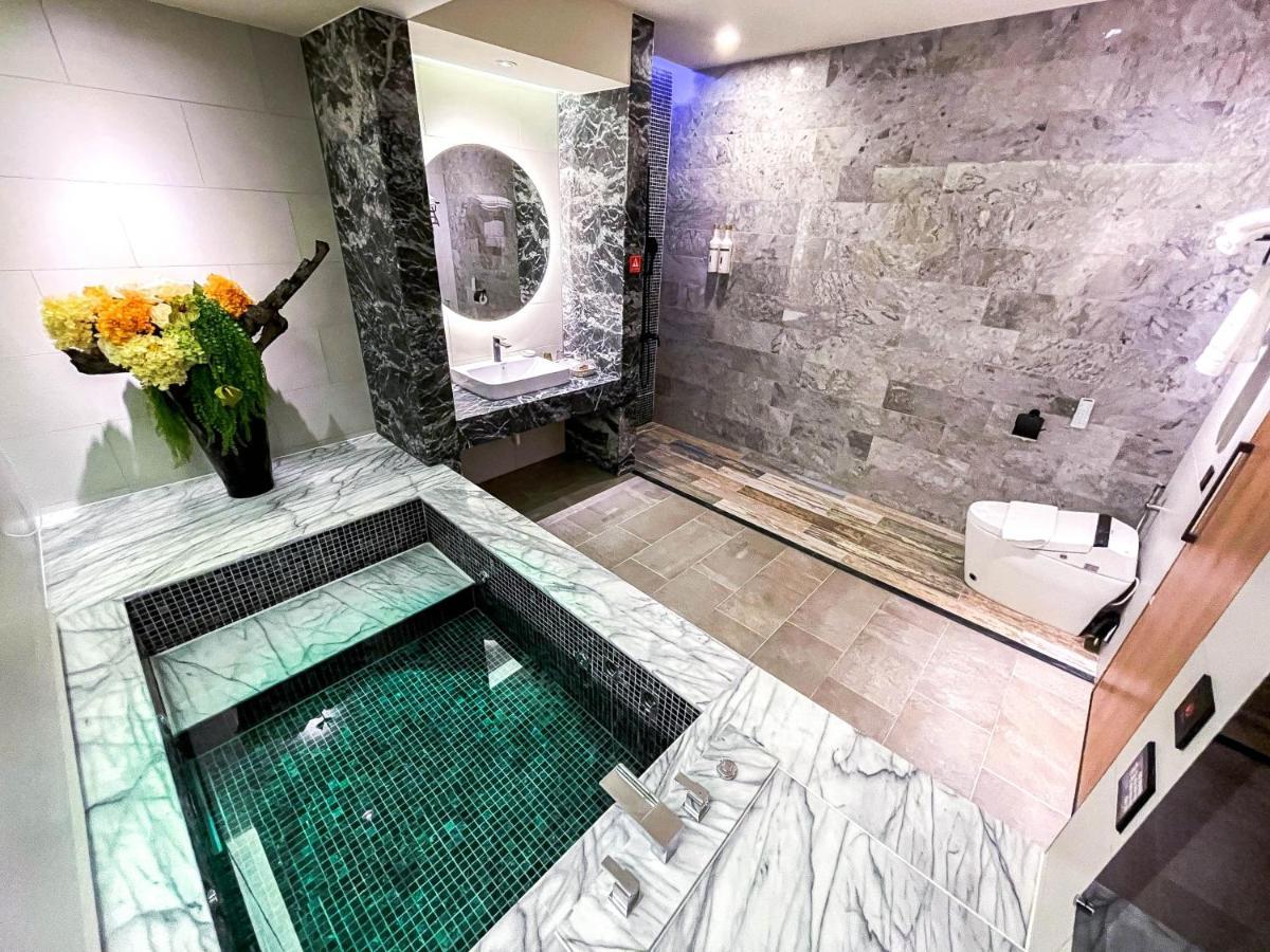 Fifth Avenue Motel Тайчжун Экстерьер фото